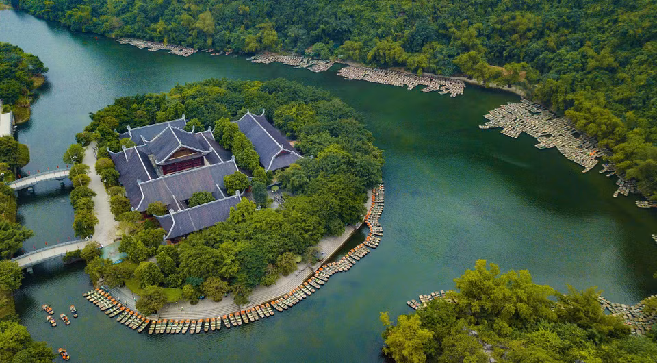 Trang An World Heritage Site - an outstanding tourist destination not only in Vietnam but also in Southeast Asia and the world. (Photo: VNA)