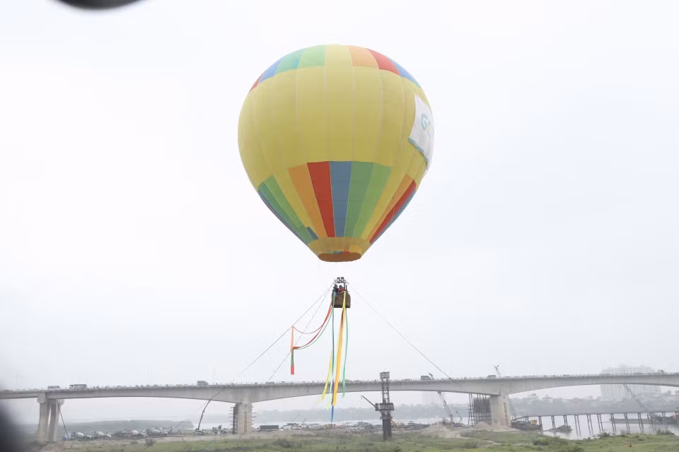 The hot-air balloons create a beautiful display at the foot of Vinh Tuy bridge. (Photo: VNA)