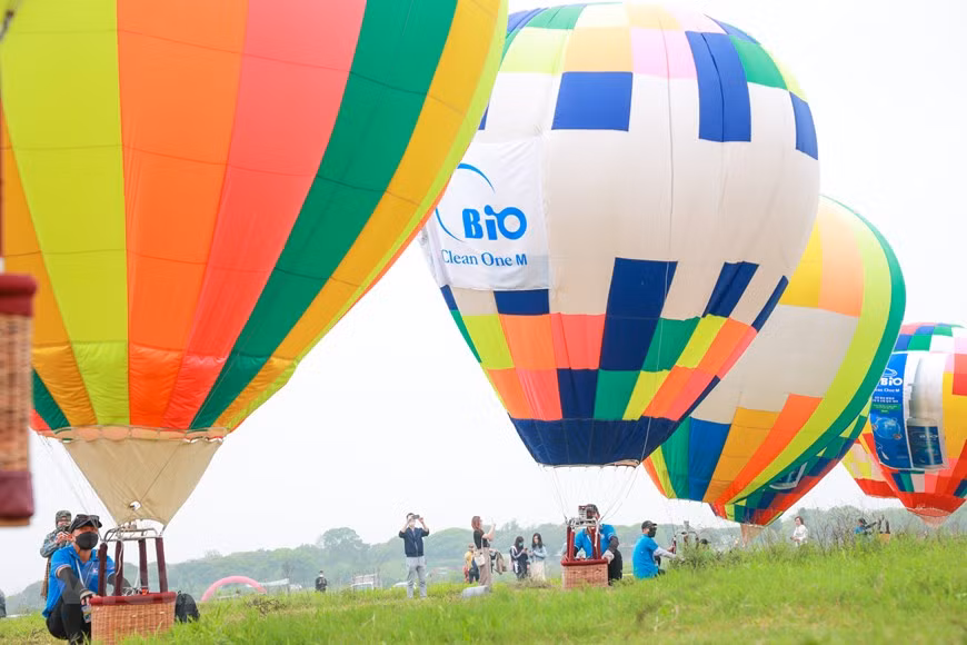 The festival features 18 level-one hot air balloons (10m high) and four level-seven hot air balloon (22m high). (Photo: VNA)