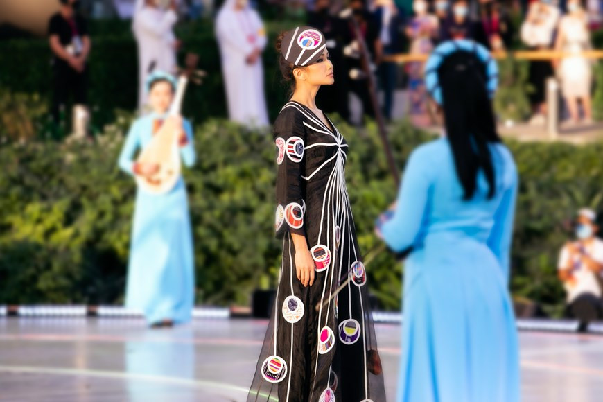 Miss Universe Vietnam H Hen Nie takes pride in her catwalk skills in an elegant black V-neck dress highlighting circular brocade patterns, a piece from the deceased designer Diego Chula collection named Vietnamese Pieces. (Photo: Vietnamplus/VNA)