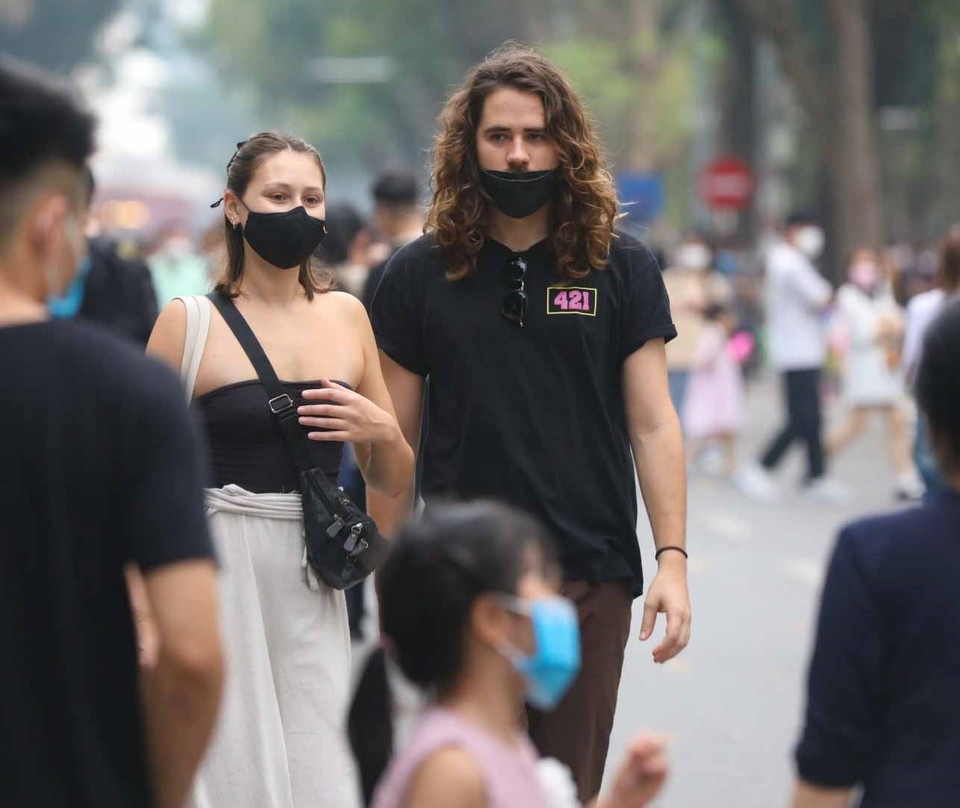Foreign visitors tour walking streets around Hoan Kiem Lake. (Photo: VNA)