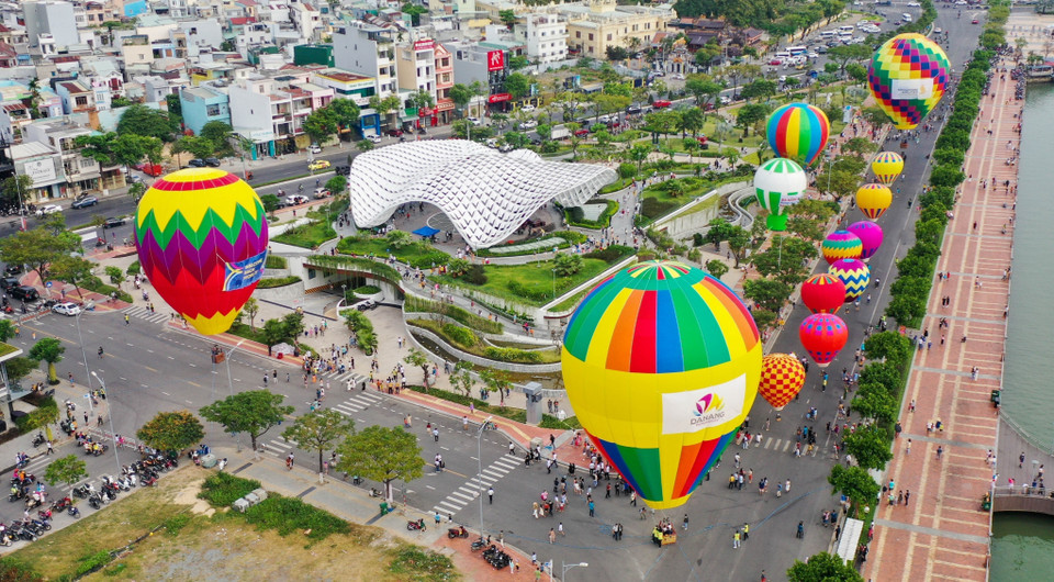 The hot air balloon festival opens at the APEC Park on Bach Dang Street in Da Nang Citys Hai Chau District. (Photo: VNA)
