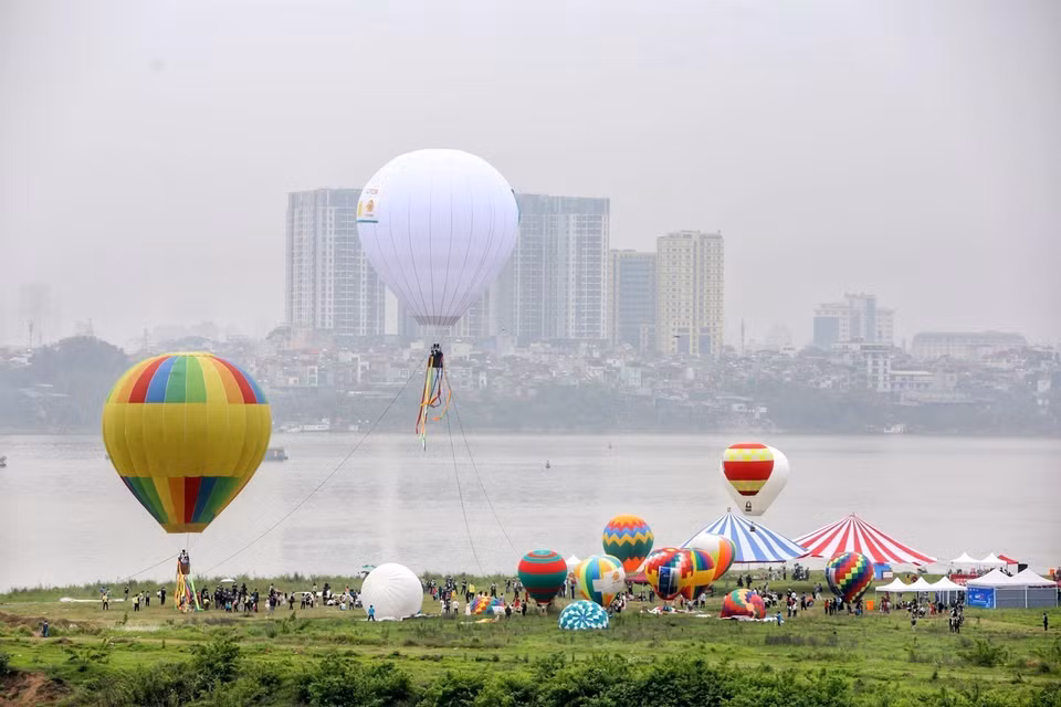 Festival-goers can enjoy the city view from above and explore the inside of the hot air balloons. (Photo: VNA)