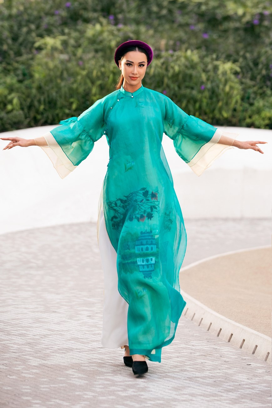 Miss Universe Vietnam runner-up Kim Duyen in Vu Viet Ha ao dai. (Photo: Vietnamplus/VNA)
