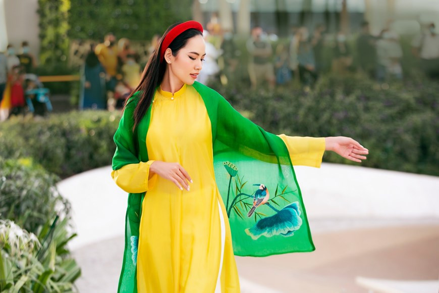 During the show, international audiences had the opportunity to admire the unique repertoire of handmade brocade designs from talented designers including Diego Chula, Vu Viet Ha, and Ly Qui Khanh. (Photo: Vietnamplus/VNA)