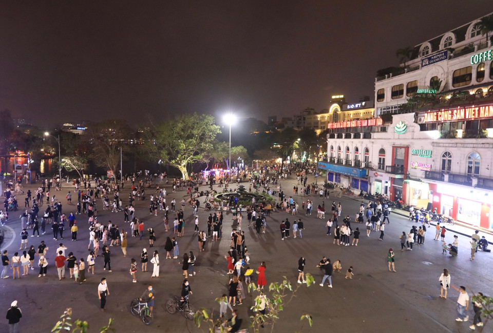 A large number of people came to have fun on the pedestrian mall around Hoan Kiem Lake on the evening of March 20. (Photo: VNA)