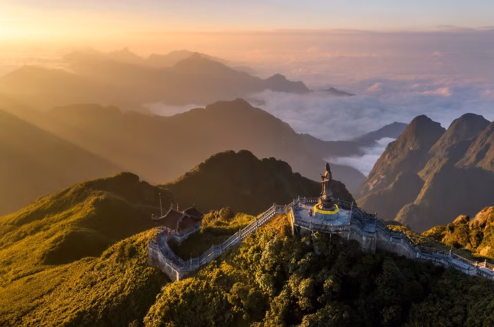Welcoming the dawn atop Mount Fansipan. (Photo: VNA)