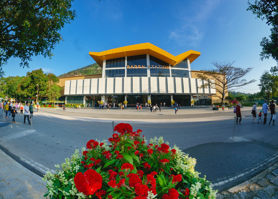 The world’s largest cable car station at Ba Den Mountain is bustling with tourists. Photo: (Photo: VNA)