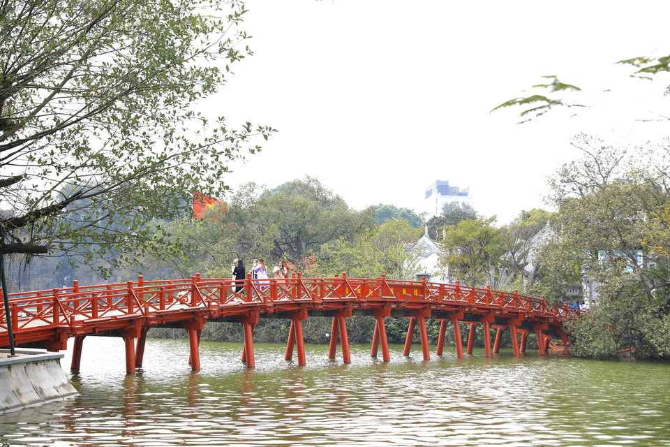 The Huc Bridge is a beautiful construction built to connect the Ngoc Son Temple located in the heart of Hoan Kiem Lake and the lake bank. (Photo: VNA)