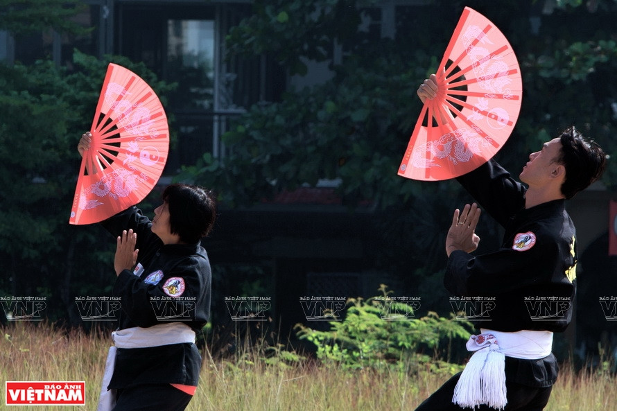 Martial artists from Vo Lam Tan Khanh - Ba Tra martial arts practice fighting with hand fans. (Photo: VNP/VNA)