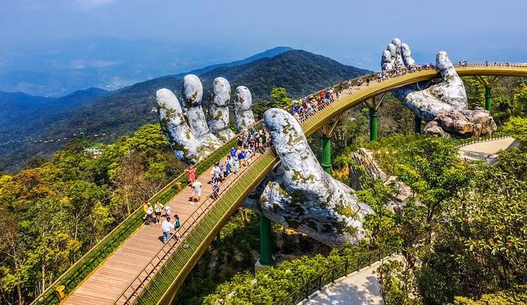 The Golden Bridge was selected by a British newspaper as one of the new wonders of the world, and many foreign news sites and travel magazines have hailed it as the most famous pedestrian bridge in the world. (Photo: VNA)