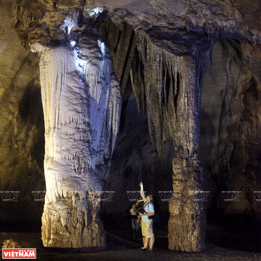 Massive stalactites inside the cave (Photo: VNA)