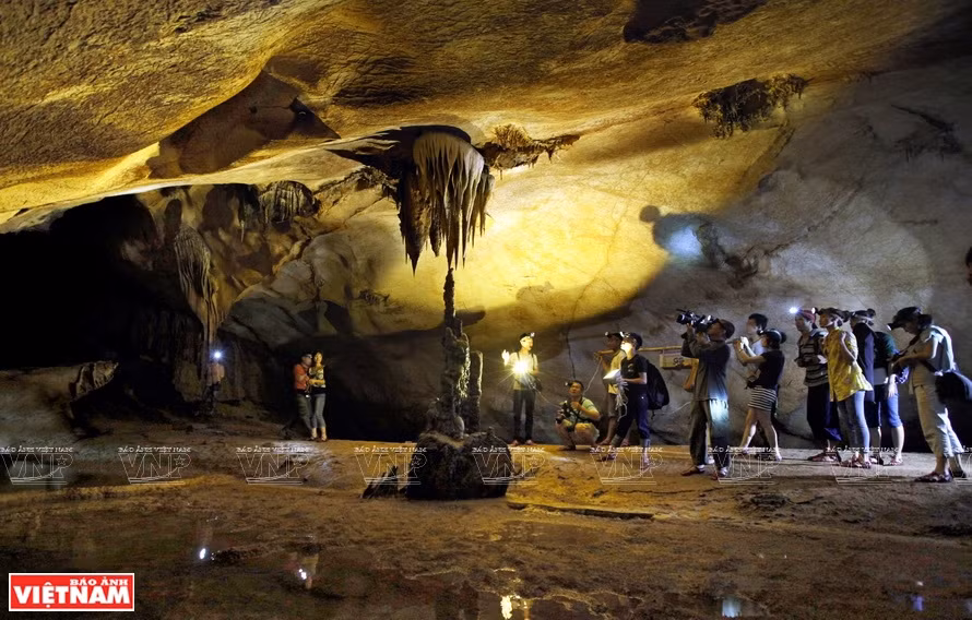 Each caver is provided with a personal forehead flashlight (Photo: VNA)