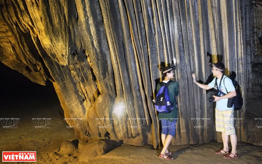 Tourists explore the Paradise cave (Photo: VNA)