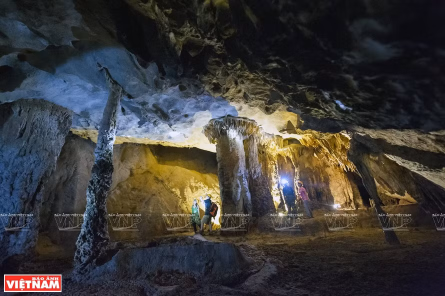 Beautiful space inside the cave (Photo: VNA)