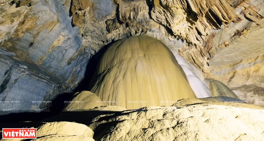 The stalactites are as big as sand dunes in the desert (Photo: VNA)