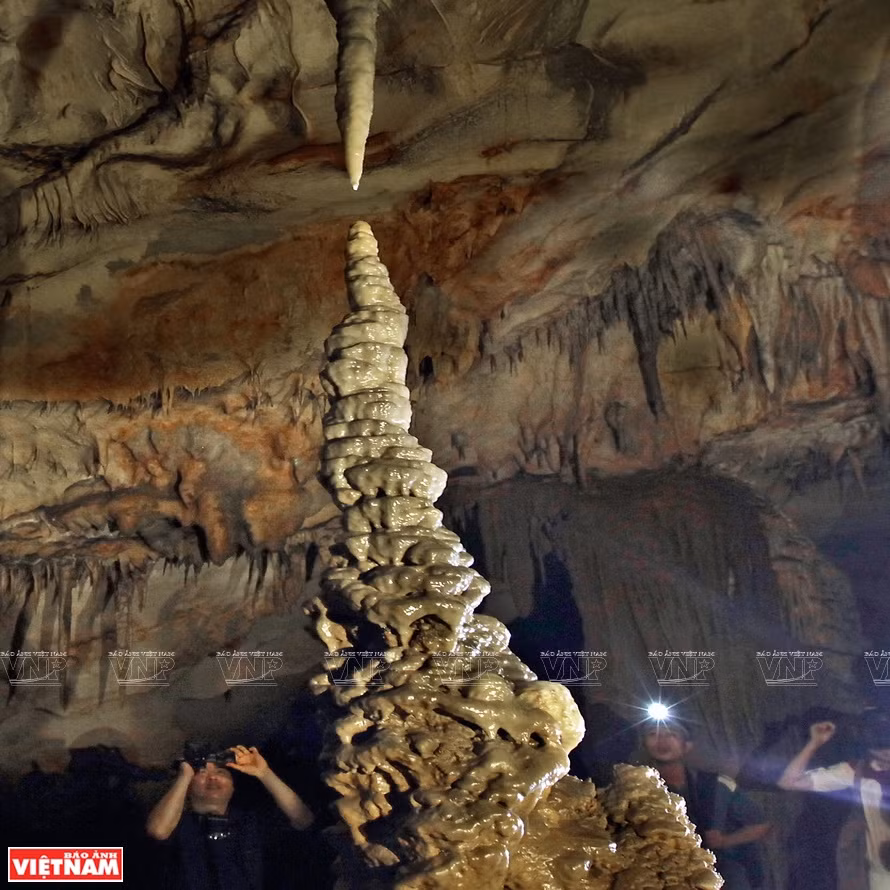 Droplets of water fall from the ceiling (Photo: VNA)