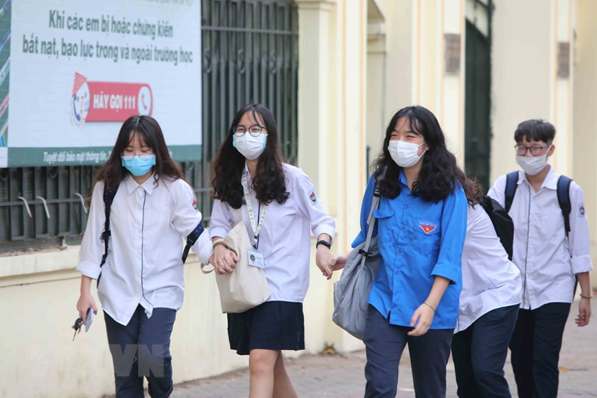 Students in Viet Duc high school in Hoan Kiem district, Hanoi are back to school on May 4 morning (Photo: VNA)