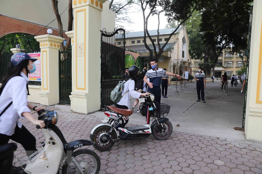 Students in Viet Duc high school in Hoan Kiem district, Hanoi are back to school on May 4 morning (Photo: VNA)