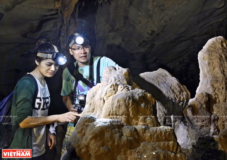 Tourists admire the beauty of the Paradise cave (Photo: VNA)