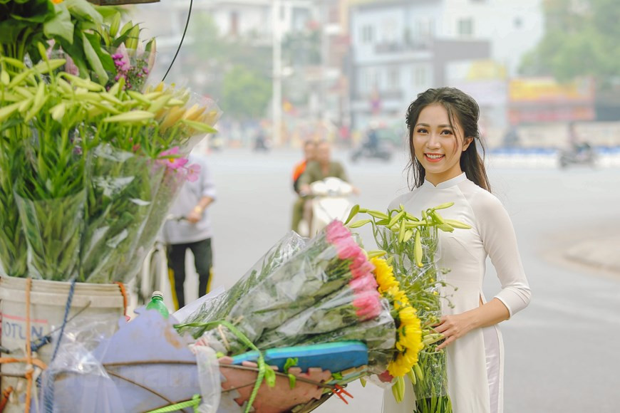 White easter lily is considered Queen of April thanks to its elegant look. During its blooming season, many young Hanoian ladies go down the street to take lovely photoshoots with the flower.