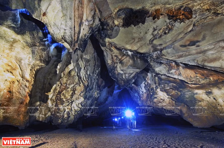 Going deeper into the cave, tourists see more diverse and unique stalactites (Photo: VNA)