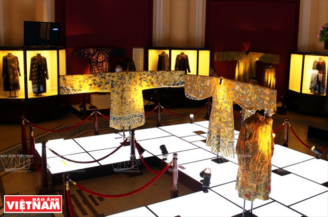 Costumes of Nguyen kings and queens are displayed at the centre of the exhibition hall (Photo: Vietnam Pictorial)