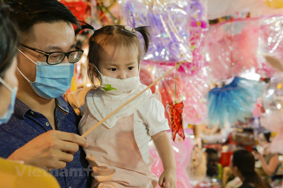 Mid-autumn festival is especially for children as they are often presented gifts, toys on this occasion. (Photo: Minh Hieu/Vietnam+)