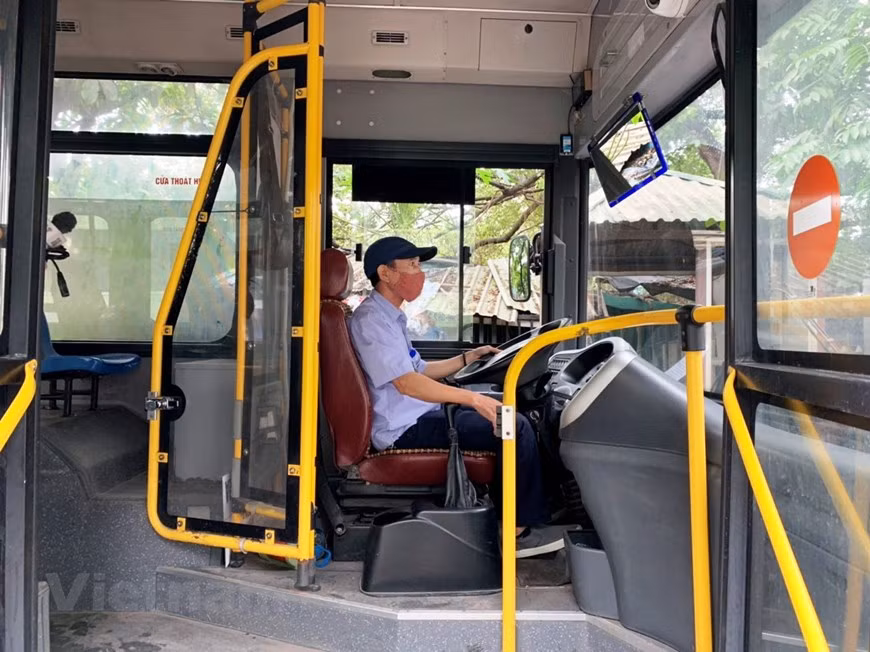 All drivers and staff on bus routes must wear masks, vessels are equipped with antiseptic solutions. Hanoi buses will resume all routes from April 23. Buses are currently the only means of public transport in Hanoi, comprising more than 100 routes operated by the state-owned Transerco and several private companies serving the city centre and towns in greater Hanoi as well as connecting Hanoi with neighbouring provinces. Buses in Hanoi are easily recognisable with their red and yellow colours but buses on a number of routes are also painted green, blue and orange. Due to COVID-19 pandemic, starting from early April all buses in Hanoi had to stop operation to implement the Government’s social distancing regulations.(Photo: Viet Hung/Vietnamplus)
