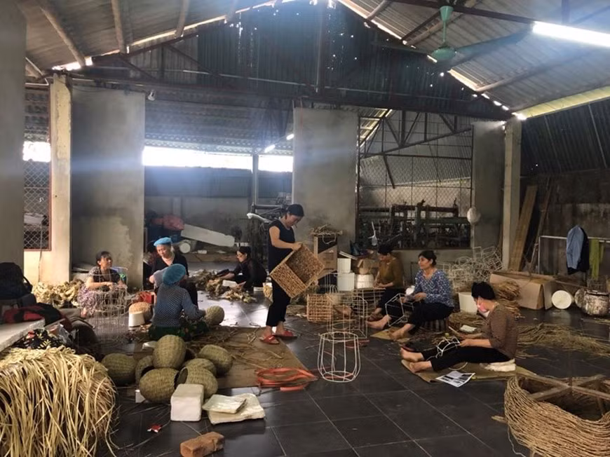 Thanh Hoa is one of the first three provinces to announce the pandemic, but cooperative members still work normally at the Viet Trang Craft Company's manufacturing workshop in Nga Son, Thanh Hoa. The COVID-19 pandemic has caused enormous impacts on Hanoi in particular and Vietnam in general. However, many enterprises have grasped this opportunity and shifted their production to making products of high demand, ensuring jobs for workers while contributing to the economic recovery after the pandemic. In the current context, the domestic market is a huge driving force for enterprises, accounting for 70% of the country's gross domestic product. Efficient exploitation of domestic consumer demand with appropriate products is the path enterprises should take to restore and develop production in parallel with exports. (Photo: Vietnamplus) 