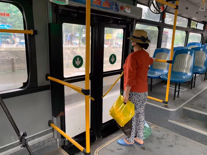 Residents reuse bus services after 26 days of interruption due to COVID-19 epidemic. The Hà Nội Transport Service Corporation (Transerco) has cut more than 7,500 bus trips per day, equivalent to nearly 80 per cent of the total trips amid the peak of COVID-19 in the capital city. Buses will operate every 45 to 60 minutes per trip instead of five to 20 minutes. Buses will start later and finish earlier than before, from 6am to 8pm every day instead of 5am to 10pm.Transerco will report to local authorities on the move and propose further adjustment if necessary. Since March 22, the company cut 900 bus trips per day on 28 routes.(Photo: Viet Hung/ Vietnamplus)