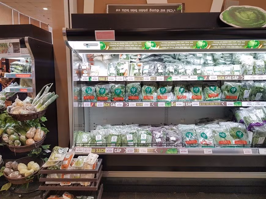 Products of Rau Cuoi Viet Nhat Company are present at many supermarkets. Besides changing product structure, production and business models, enterprises are advised to use domestic raw materials and build substantial domestic production chains.In the current context, the domestic market is a huge driving force for enterprises, accounting for 70% of the country's gross domestic product. Efficient exploitation of domestic consumer demand with appropriate products is the path enterprises should take to restore and develop production in parallel with exports. The pandemic has caused many global value chains to collapse, indicating a high risk of countries being dependent on a single market. (Photo: Vietnamplus)