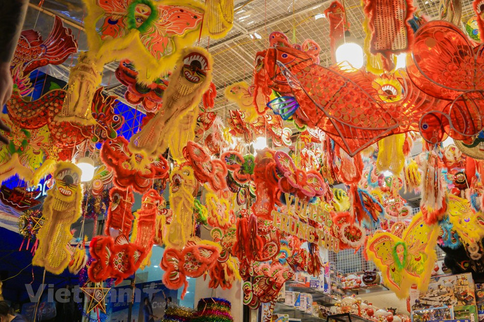 The most check-in areas are shops selling traditional Mid-Autumn festival toys, such as paper lanterns, paper masks, small drums, etc. Man youngsters flock to Hang Ma street despite the pandemic. (Photo: Minh Hieu/Vietnam+)