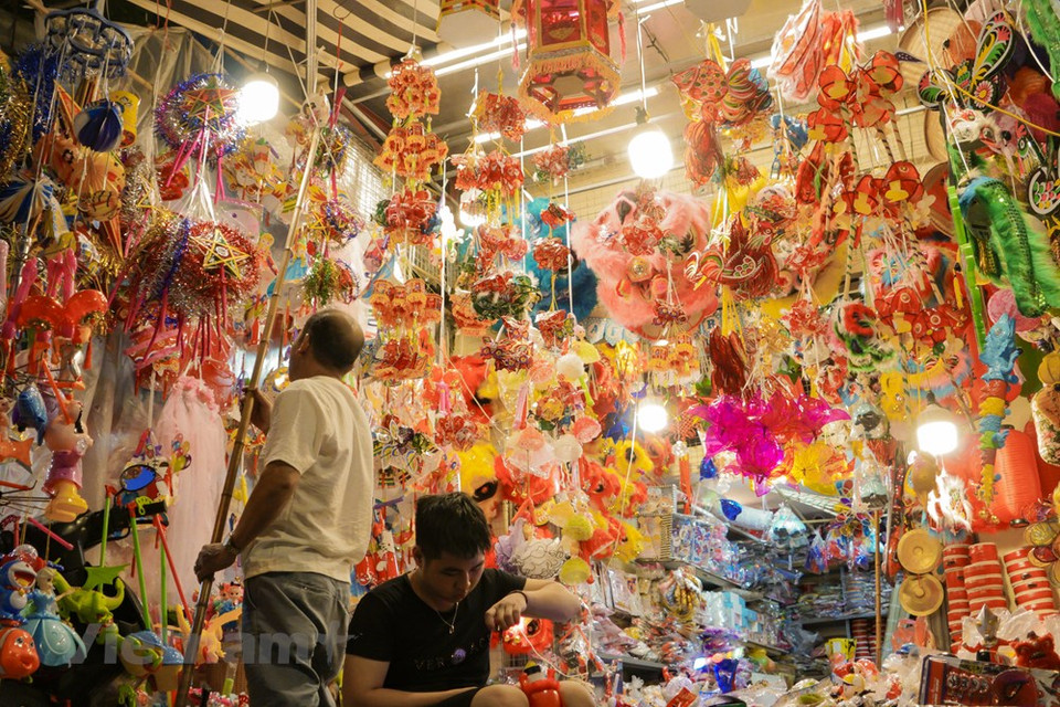 These days Hang Ma Street has been busy with most houses and sidewalks turning into makeshift shops selling star-shaped lanterns and paper masks of animals and fairy-tale characters amid Covid-19 pandemic (Photo: Minh Hieu/Vietnam+)
