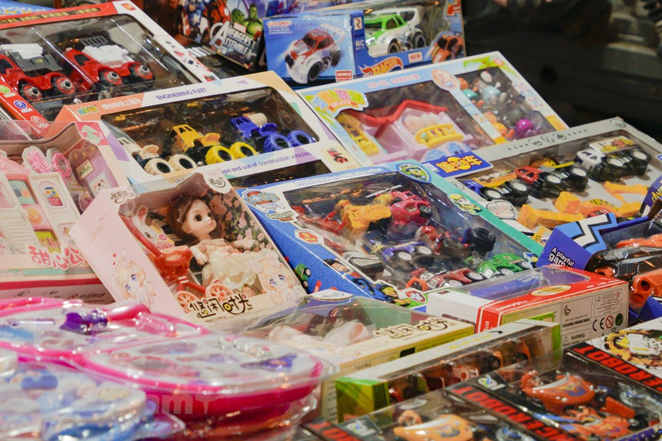 Apart from traditional toys, plastic toys such as dolls, cars, among others, are bought by parents as presents to their children. (Photo: Minh Hieu/Vietnam+)