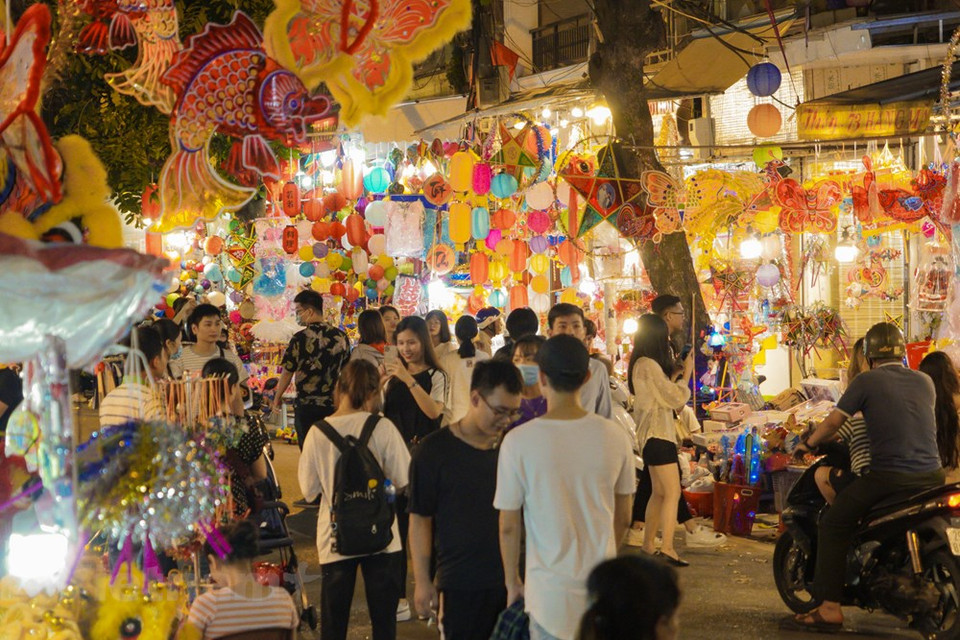 Many people visit Hang Ma street 7-10 days prior to the festival to have time to enjoy the colourful street and select suitable toys. (Photo: Minh Hieu/Vietnam+)