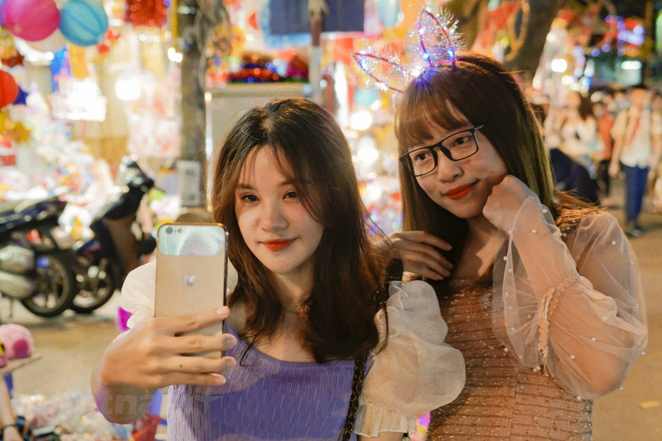 For many Vietnamese, the Mid-Autumn Festival, which falls on October 1 this year, is the second most important festival after the Lunar New Year. In photo: Young girls pose for photos to keep memorable moments. (Photo: Minh Hieu/Vietnam+)