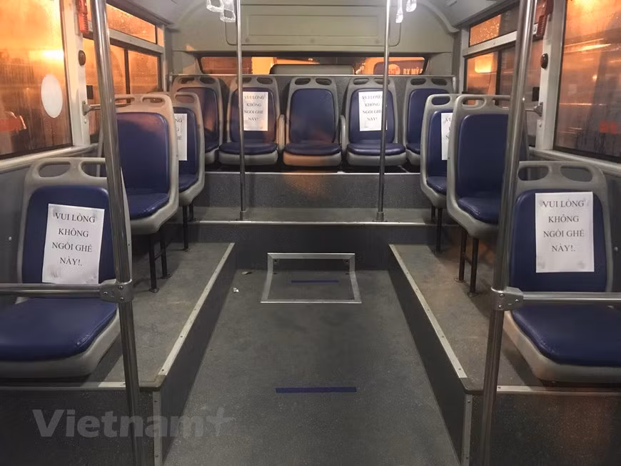 The seats are marked with an X so that the passenger does not sit on or have a paper noting: "Please do not sit on this seat" to ensure social distancing. The move follows Prime Minister Nguyễn Xuân Phúc’s order to suspend bus operations or cut down on bus trips. Chairman of Hà Nội People’s Committee Nguyễn Đức Chung also recommended people to refrain from using public transport to prevent SARS-CoV-2 transmission. The Hà Nội Transport Service Corporation (Transerco) has cut more than 7,500 bus trips per day, equivalent to nearly 80 per cent of the total trips amid the peak of COVID-19 in the capital city. (Photo: Viet Hung/Vietnamplus)