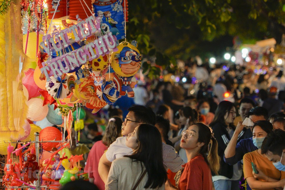 The Mid-Autumn Festival, one of the most traditional and popular family holidays in Vietnam, is enjoyed by people throughout the country, regardless of their background or economic status. (Photo: Minh Hieu/Vietnam+)