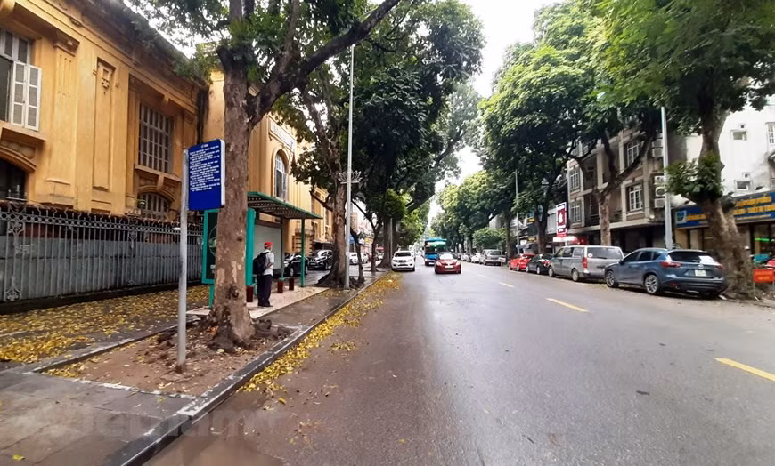 The number of bus commuters remain low at bus stations. The Hà Nội Transport Service Corporation (Transerco) has cut more than 7,500 bus trips per day, equivalent to nearly 80 per cent of the total trips amid the peak of COVID-19 in the capital city. Buses will operate every 45 to 60 minutes per trip instead of five to 20 minutes. Buses will start later and finish earlier than before, from 6am to 8pm every day instead of 5am to 10pm.Transerco will report to local authorities on the move and propose further adjustment if necessary. Since March 22, the company cut 900 bus trips per day on 28 routes.(Photo: Viet Hung/Vietnamplus)