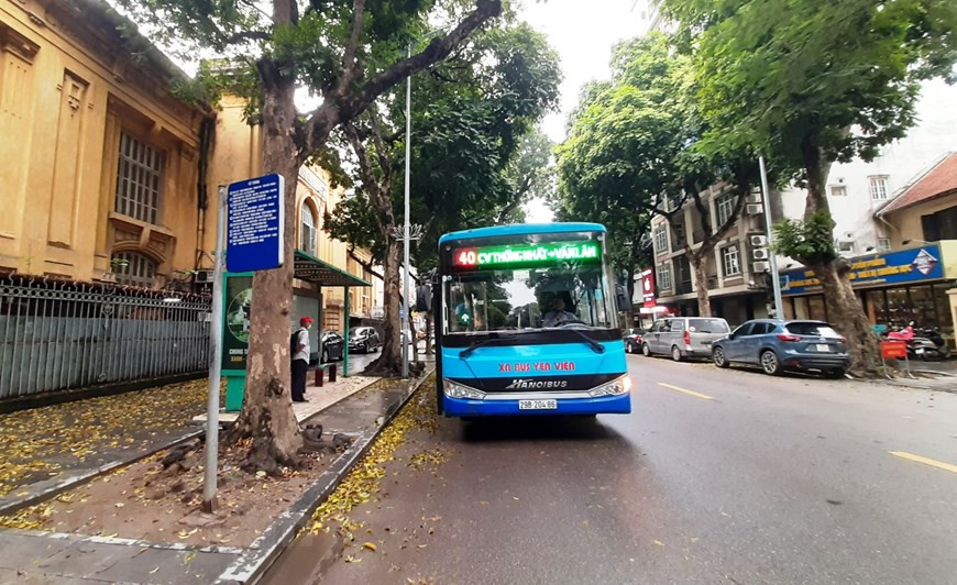 Hanoi buses will resume all routes from April 23. Buses are currently the only means of public transport in Hanoi, comprising more than 100 routes operated by the state-owned Transerco and several private companies serving the city centre and towns in greater Hanoi as well as connecting Hanoi with neighbouring provinces. Buses in Hanoi are easily recognisable with their red and yellow colours but buses on a number of routes are also painted green, blue and orange. Due to Coronavirus disease (COVID-19) pandemic, starting from early April all buses in Hanoi had to stop operation to implement the Government’s social distancing regulations. (Photo: Viet Hung/Vietnamplus)