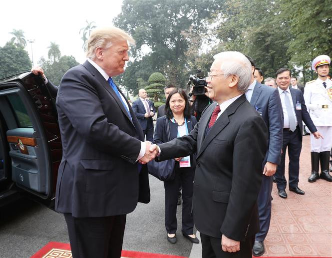 Party General Secretary and State President Nguyen Phu Trong welcomes US President Donald Trump in Hanoi, February 27, 2019 (Photo: VNA)
