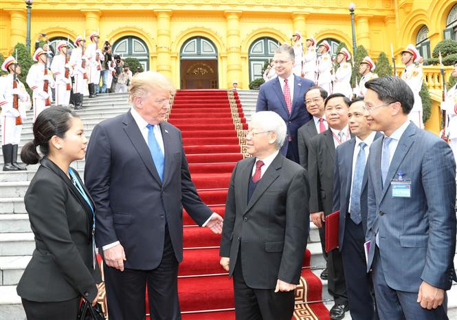 Party General Secretary and State President Nguyen Phu Trong bids farewell to US President Donald Trump (Photo: VNA)