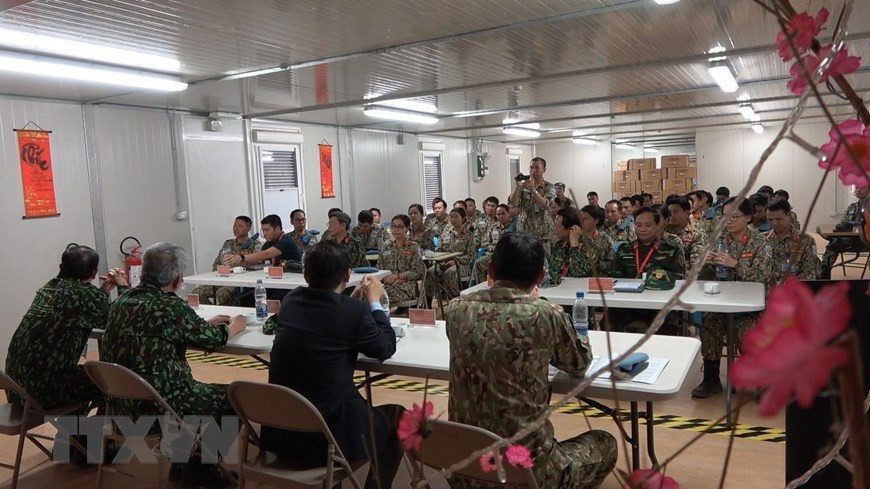 Task force have a working session with officers at field hospital and Vietnamese officers working at United Nations Mission in South Sudan (UNMISS) (Photo: VNA)