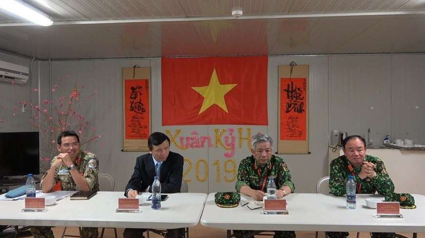 Task force have a working session with officers at field hospital and Vietnamese officers working at United Nations Mission in South Sudan (UNMISS) (Photo: VNA)