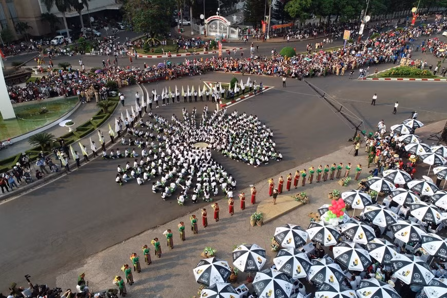 Nearly 2,000 artists and artisans show up in the carnival (Photo: VNA)