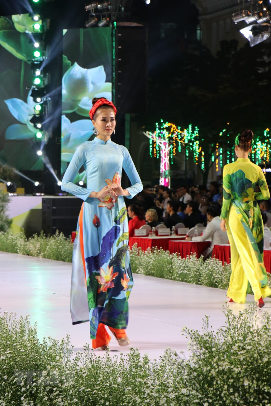 Models perform catwalk in opening ceremony (Photo: VNA)