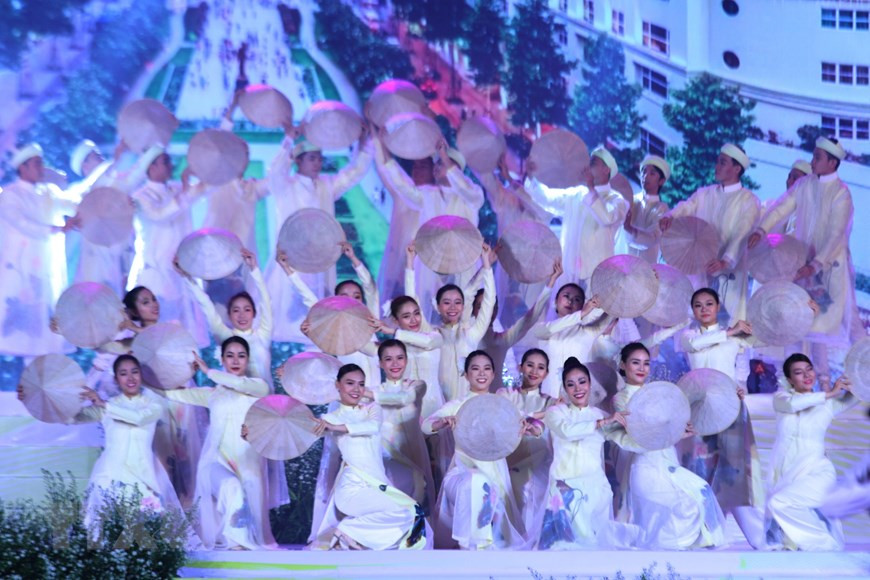 Art performances dazzle audience participating in the sixth ao dai festival (Photo: VNA)