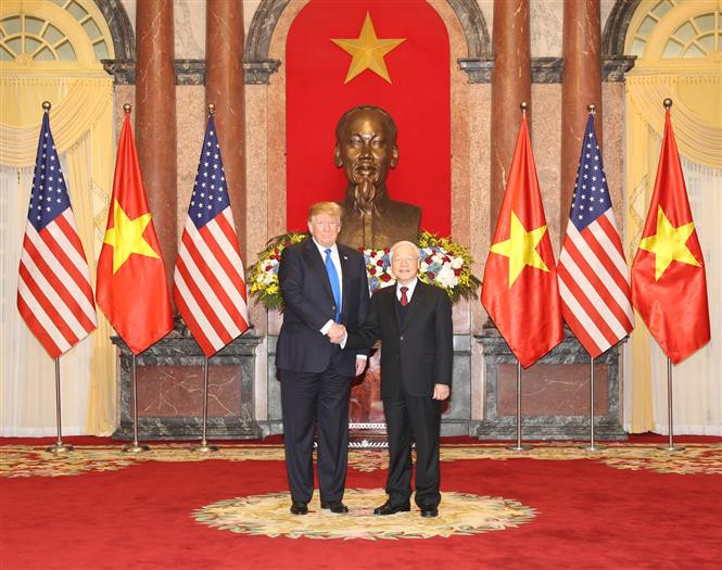 Party General Secretary and State President Nguyen Phu Trong welcomes US President Donald Trump in Hanoi, February 27, 2019 (Photo: VNA)