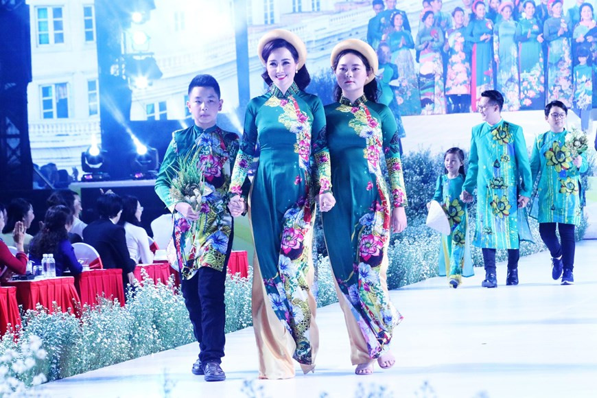 Models perform catwalk in opening ceremony (Photo: VNA)